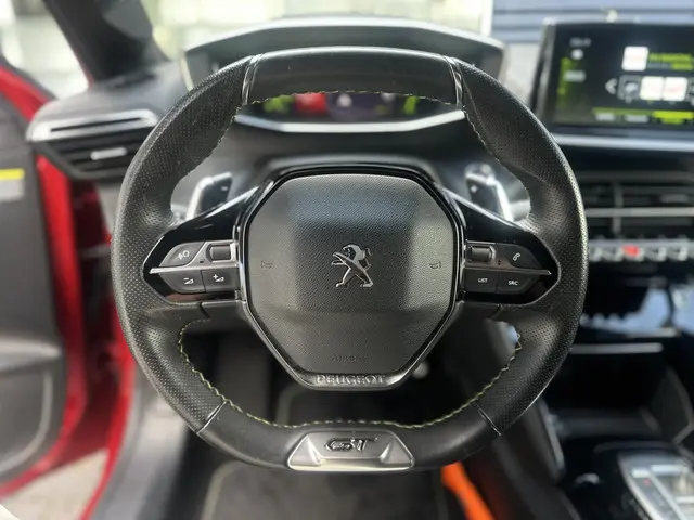 Peugeot 208 1.2 PureTech 130pk GT 2022 Benzine 27