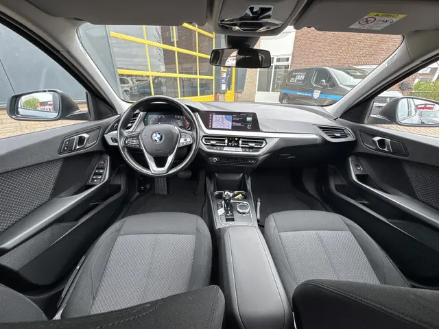 BMW 1 Serie 118i Executive Edition 2021 Benzine 25