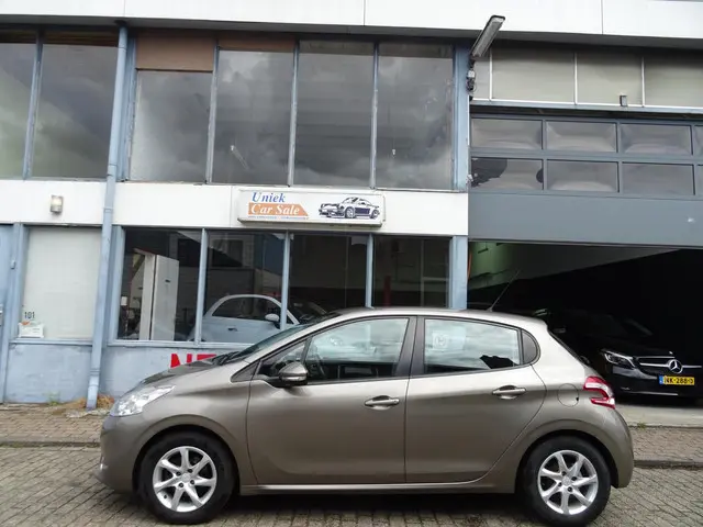 Peugeot 208 1.2 VTi Allure 2012 Benzine 2