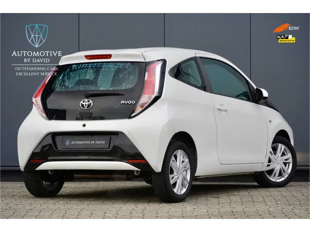 Toyota Aygo 1.0 69 pk VVT-i X-PLAY AUTOMAAT 2015 Benzine 2