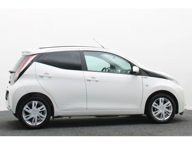 Toyota Aygo 1.0 VVT-i x-wave Cabrio 2015 Benzine 8