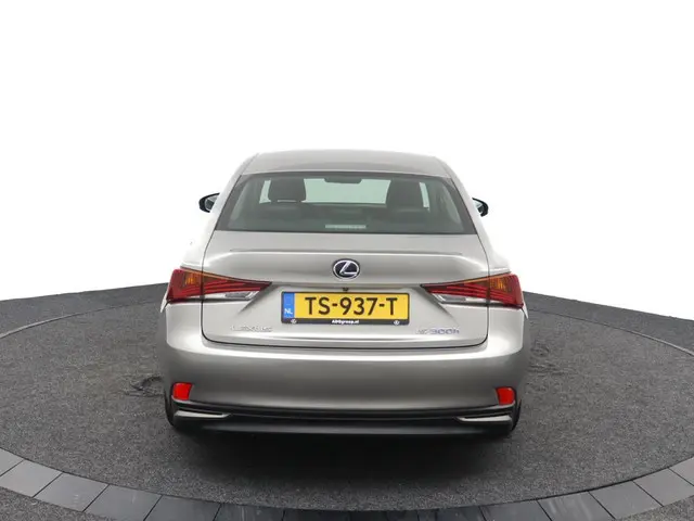 Lexus IS 300h Hybrid Business Line 2018 Hybride Benzine 32
