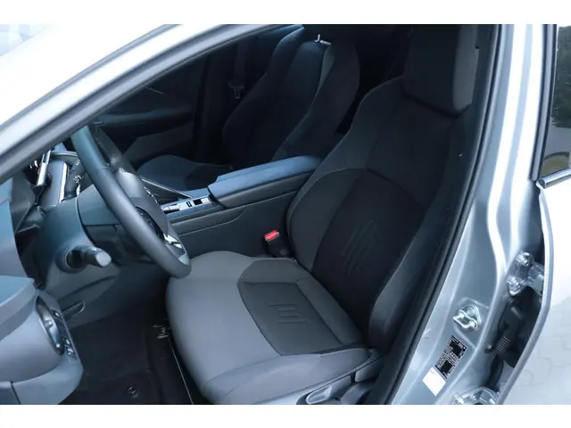 Toyota C-HR 1.8 Hybrid 140 Dynamic, 2024 Hybride Benzine 14