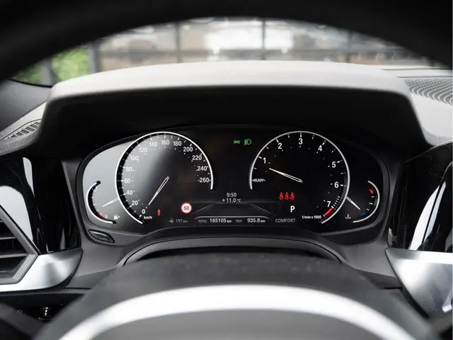 BMW 3 Serie 320i High Executive 2019 Benzine 31