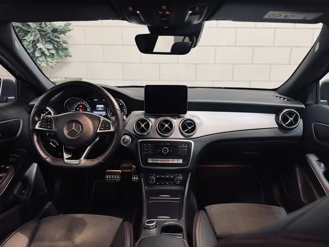 Mercedes-Benz GLA 180 AMG Line 2019 Benzine 3