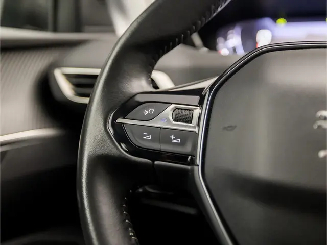 Peugeot 3008 1.2 PureTech Sport 2021 Benzine 19