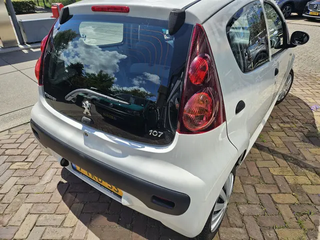 Peugeot 107 1.0 Access Accent,airco 2014 Benzine 6