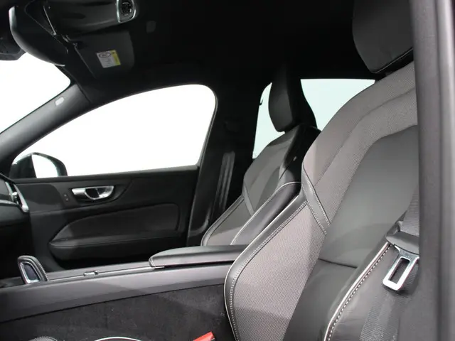 Volvo V60 2.0 B4 R-Design 2022 Benzine 23