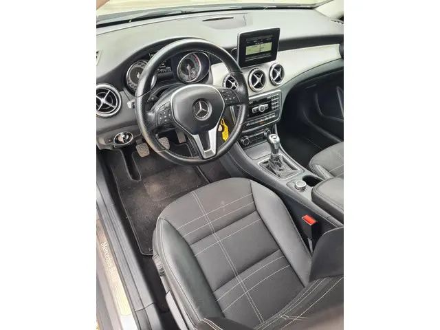 Mercedes-Benz GLA 180 Prestige 2015 Benzine 33
