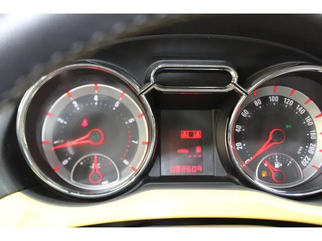 Opel ADAM 1.2 2015 Benzine 15