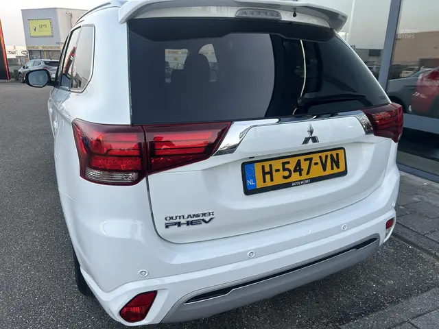 Mitsubishi Outlander 2.4 PHEV Pure + 2020 Hybride Benzine 7