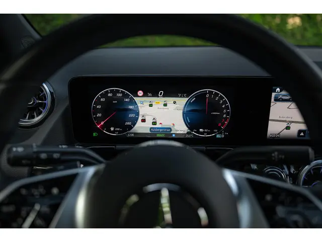 Mercedes-Benz GLA 250 e 2024 Hybride Benzine 14