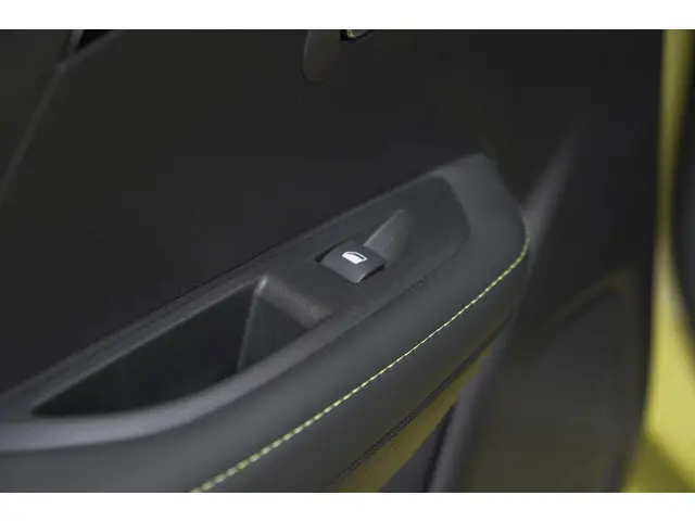 Peugeot 208 Hybrid 136 e-DCS6 GT 2024 Hybride Benzine 31