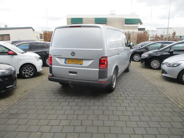 Volkswagen Transporter 2.0 TDI L1H1 2018 Diesel 2