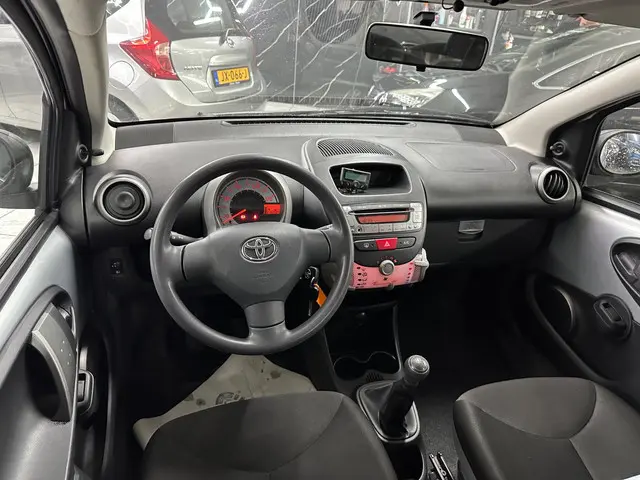 Toyota Aygo 1.0 VVT-i Now 2013 Benzine 9