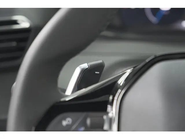 Peugeot 2008 1.2 Hybrid 145 Allure 2025 Hybride Benzine 37