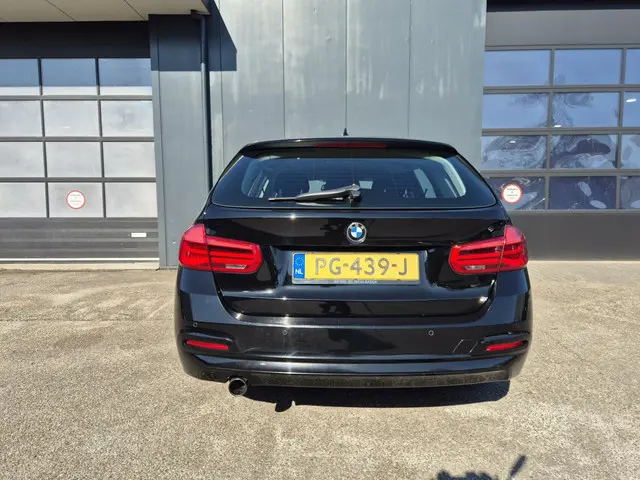 BMW 3 Serie Touring M Sport Pakket / Na 318i 2017 Benzine 9