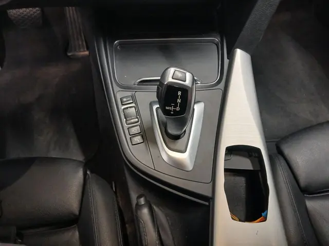 BMW 3 Serie 318i - Leer - Clima - Inbraak Schade 2019 Benzine 17