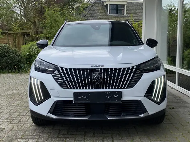 Peugeot 2008 1.2T 130pk Automaat GT 2023 Benzine 2