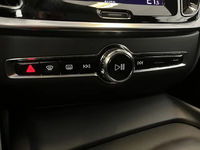 Volvo V60 2.0 B3 Momentum Advantage 2021 Benzine 31