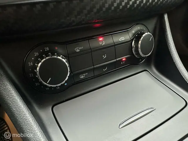 Mercedes-Benz A-Klasse 180 Prestige AMG 2015 Benzine 13