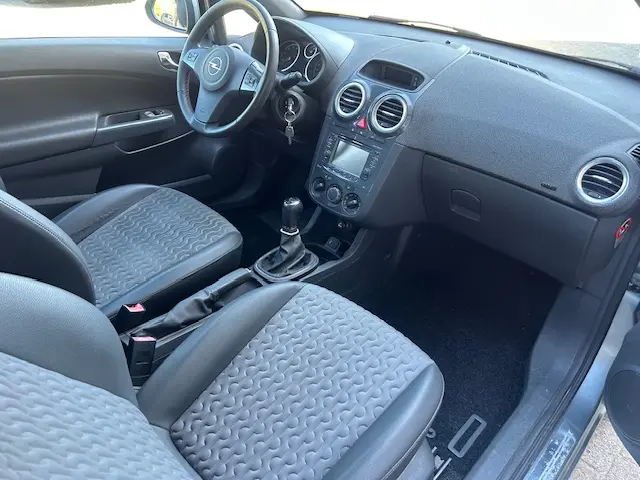 Opel Corsa 1.4-16V Cosmo 2012 Benzine 12