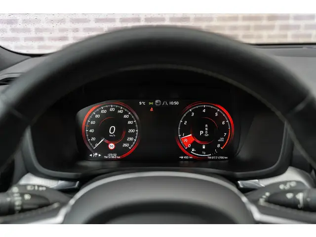 Volvo V60 2.0 B4 R-Design 2020 Benzine 29