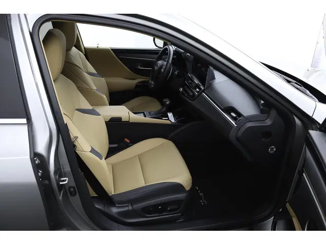 Lexus ES 300h Business Line 2024 Hybride Benzine 22