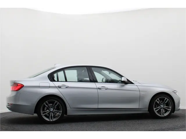 BMW 3 Serie 320i High Executive 2015 Benzine 9