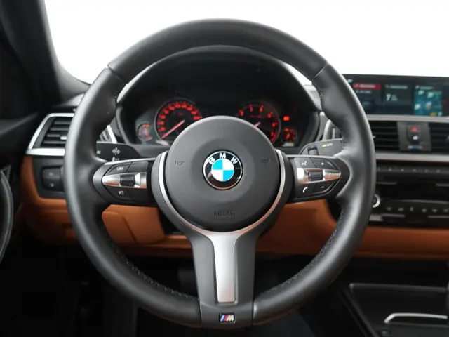 BMW 3 Serie 320i Luxury Edition 2019 Benzine 2