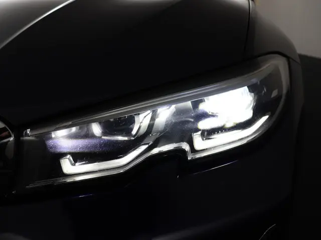 BMW 3 Serie 320i High Executive Edition 2019 Benzine 12