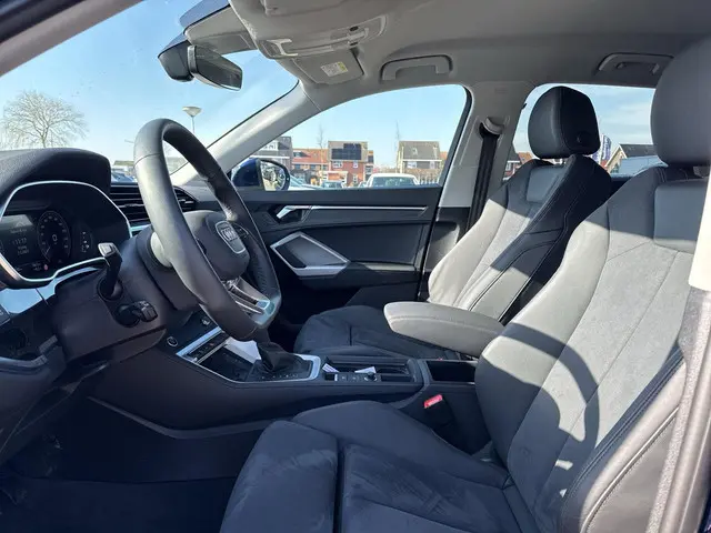 Audi Q3 45 TFSI e S edition 2024 Hybride Benzine 7