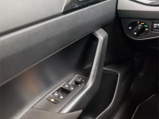 Volkswagen Polo 1.0 TSI Life Sport 2022 Benzine 24