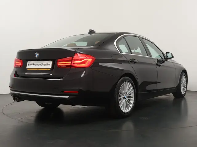 BMW 3 Serie 320i Luxury Edition 2019 Benzine 9