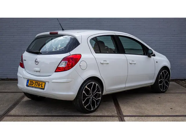 Opel Corsa 1.2-16V Berlin 2013 Benzine 9