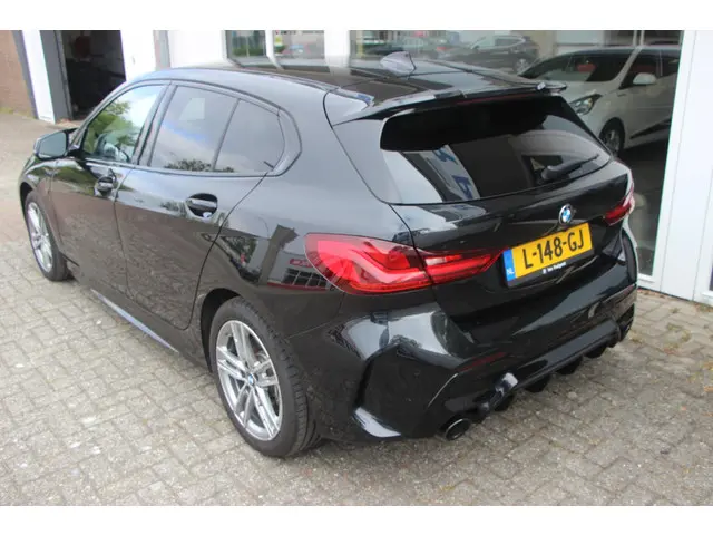BMW 1 Serie 118i Executive Edition 2021 Benzine 4