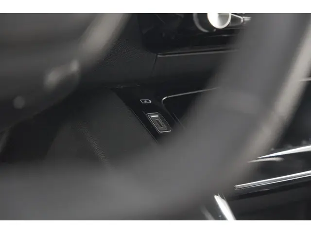 Peugeot 208 PureTech 100 Allure Pack 2023 Benzine 42