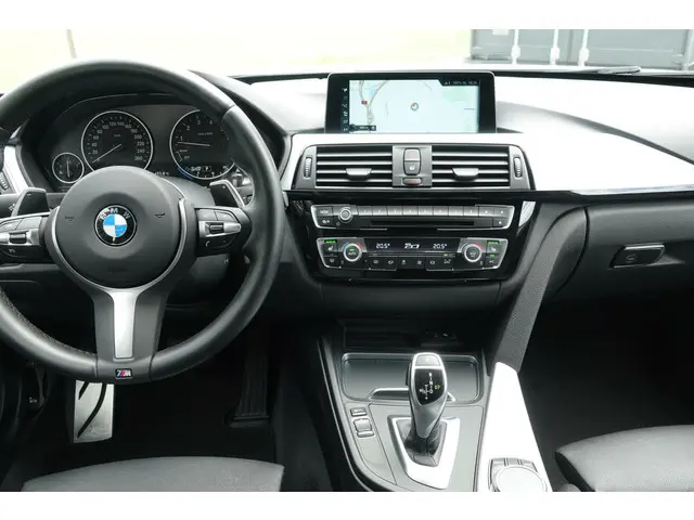 BMW 3 Serie Touring 320i 2017 Benzine 14