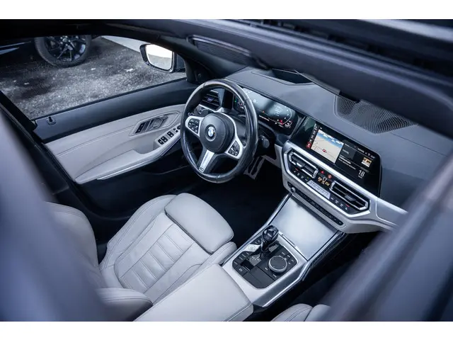 BMW 3 Serie 330i M-Sport 2019 Benzine 23