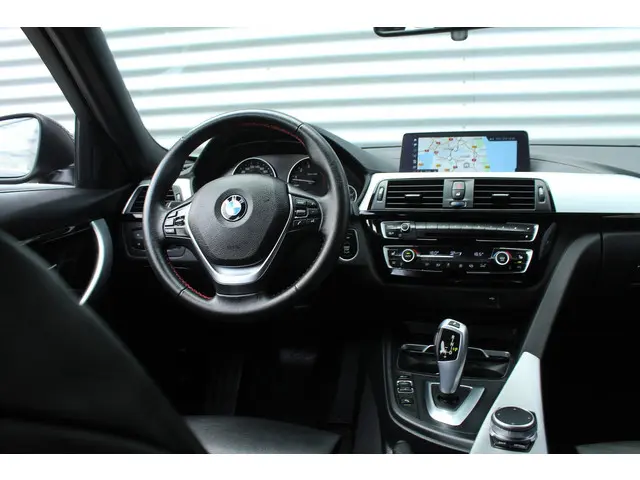 BMW 3 Serie Touring 320i High Executive 2017 Benzine 8
