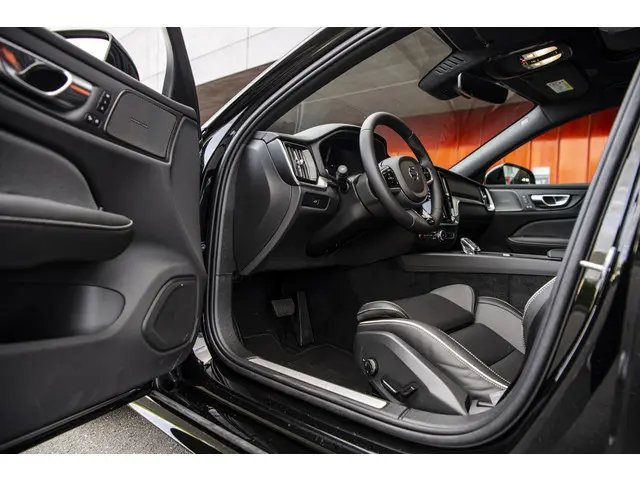 Volvo S60 2.0 B4 Ultimate Dark 2023 Benzine 48