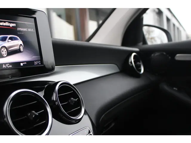 Mercedes-Benz GLC 250 4MATIC Business 2017 Benzine 11