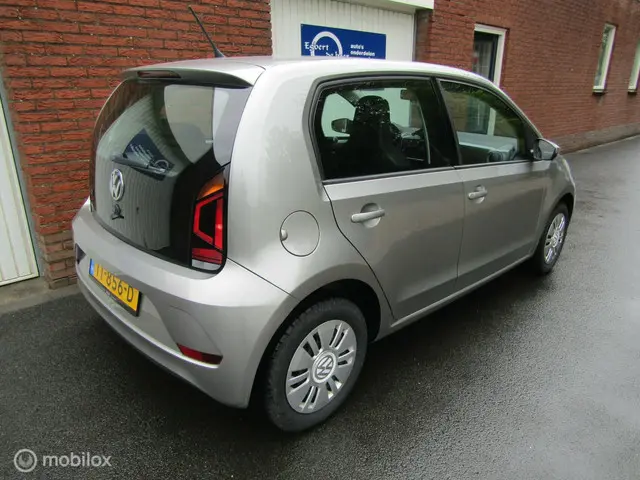Volkswagen up! 1.0 BMT move up! 2018 Benzine 4
