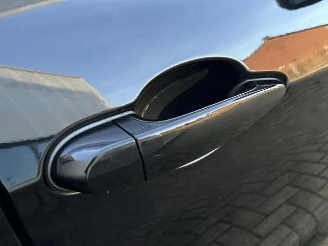 BMW 3 Serie 320i Executive 2013 Benzine 8