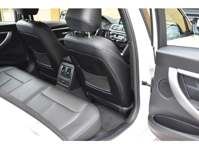 BMW 3 Serie 320i Executive 2018 Benzine 25