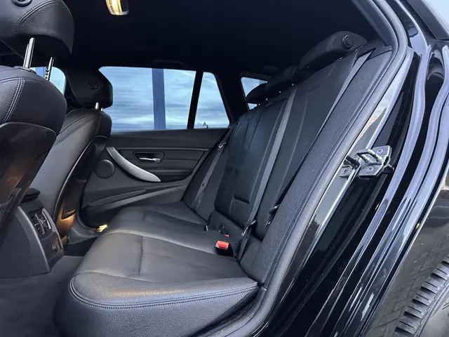 BMW 3 Serie Touring 320i High Executive 2015 Benzine 11