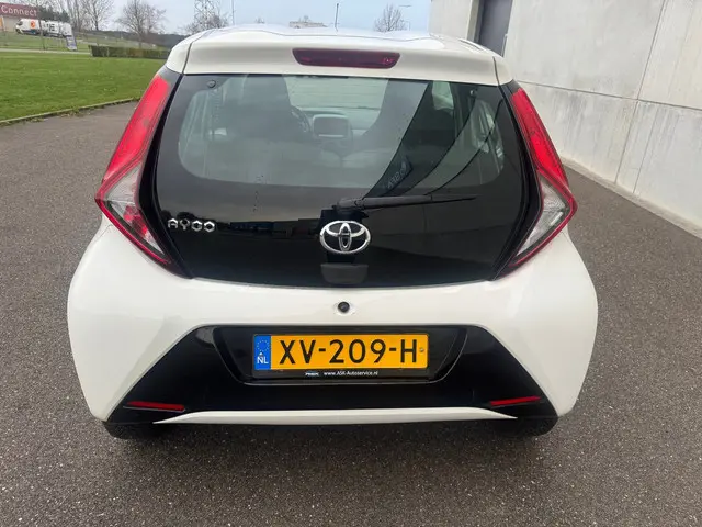 Toyota Aygo 1.0 VVT-i x-play Airco carplay 2019 Benzine 6