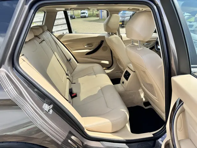 BMW 3 Serie Touring 328i High Executive 2014 Benzine 32