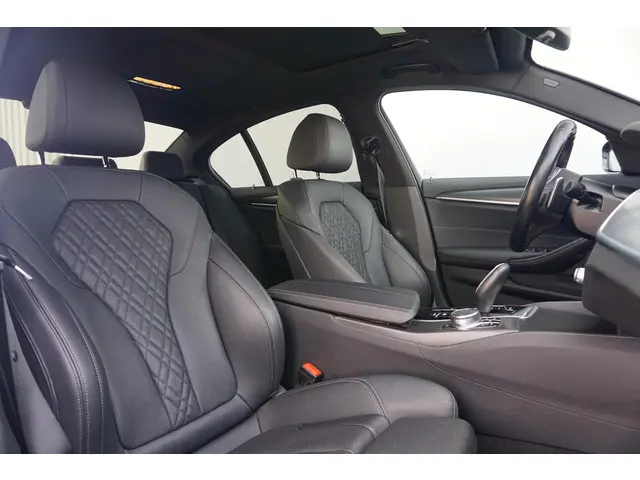 BMW 5 Serie Sedan 530i 2022 Benzine 11