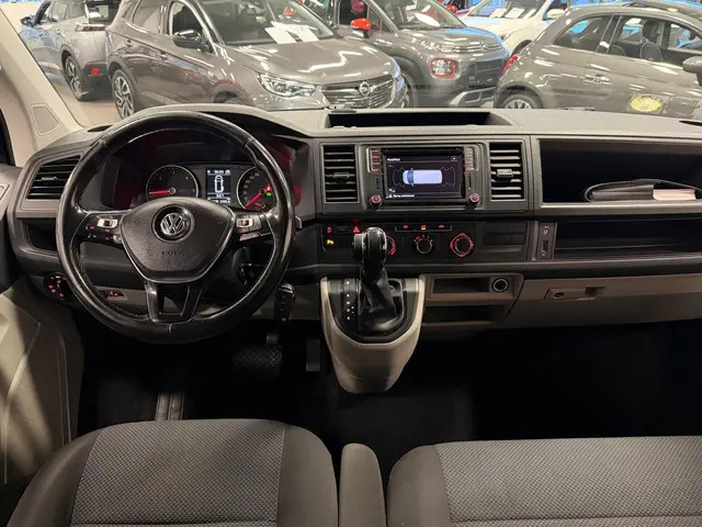 Volkswagen Transporter 2.0 TDI L2H1 DC 2018 Diesel 16